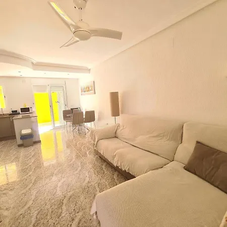 2 Bedroom In Closed Urbanisation Vakantiehuis Torrevieja